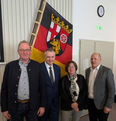 Ortsb&uuml;rgermeister Werner Baumann, B&uuml;rgermeister Andreas Poign&eacute;e, B&auml;rbel Buschbacher und Erster Kreisbeigeordneter Frank Pfannebecker (Foto: B&auml;rbel Buschbacher)