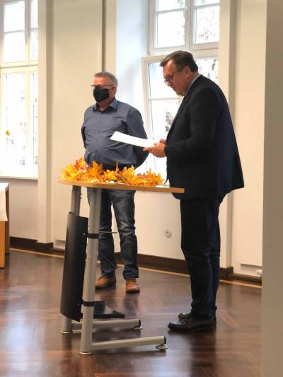 07.10.2020: Landrat Clemens K�rner �berreicht Peter Nowack die Landesehrennadel.